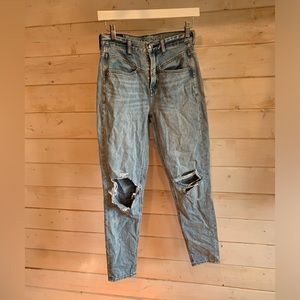 American Eagle | Distressed Light Wash Mom Jeans